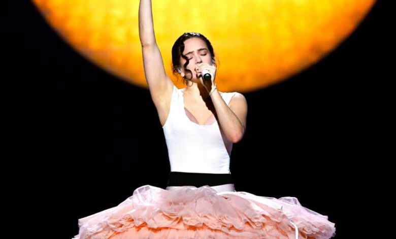 Росалия выбирает триплекс с видом на парк и собственной студией в Мадриде