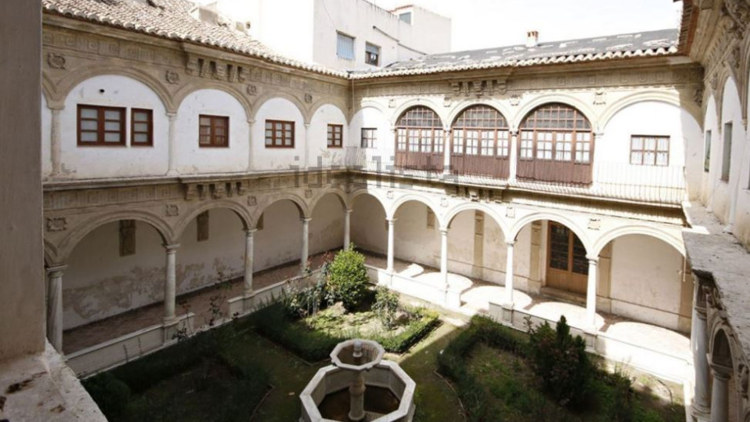 Монахини массово сбежали из испанского монастыря и забрали с собой ценные картины