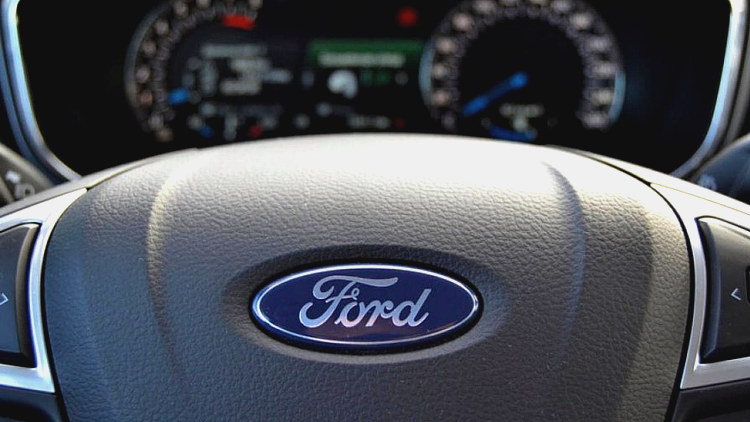 Из-за низкого спроса на автомобили Ford “притормаживает” завод в Испании