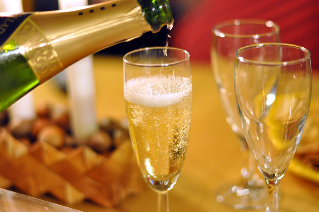 Медики из Испании предложили женщинам пить шампанское для снятия стресса