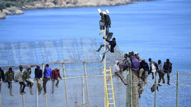 Нелегалы скончались, пытаясь преодолеть заградительное сооружение