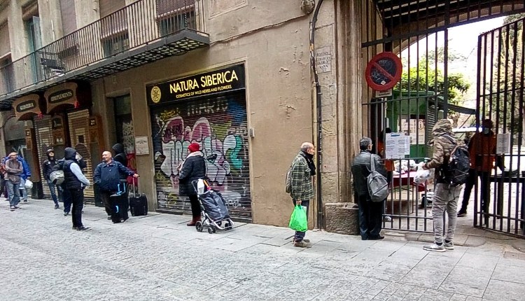 В Барселоне выстраиваются длинные очереди за бесплатной едой