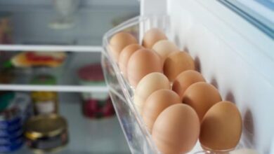 Куриные яйца в холодильнике. Huevos en la nevera