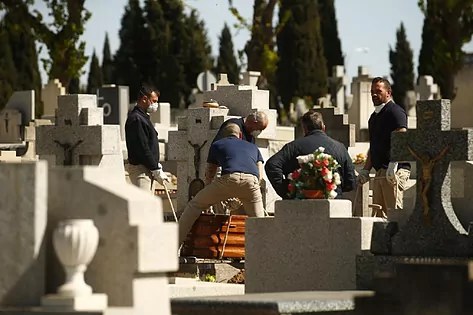 Искатели драгоценностей осквернили свыше 160 могил на кладбище в Барселоне