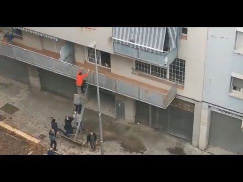 В Испании соседи через балкон проникли в захваченную квартиру