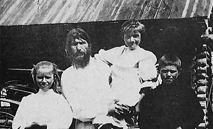 Григорий Распутин с семьёй