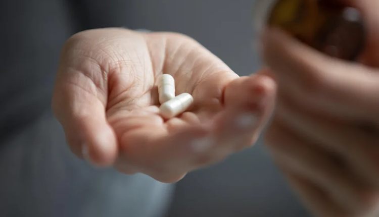 Приём капсул с антидепрессантами / Una persona tiene antidepresivos