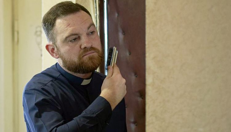 El pastor Andrii Shutkevich en su humilde casa de Svitlodarsk.