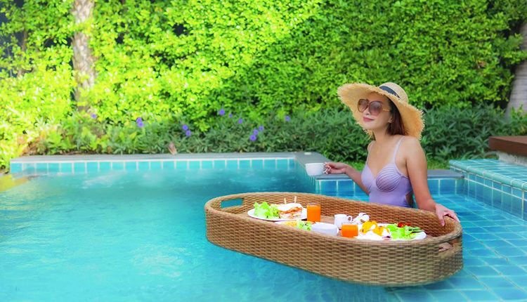 Завтрак на воде на тропическом курорте