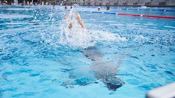 Купание в бассейне