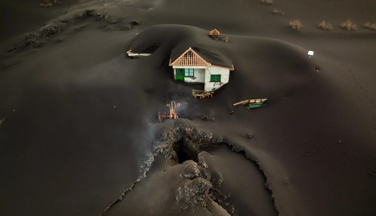 Вулканический пепел засыпал остров