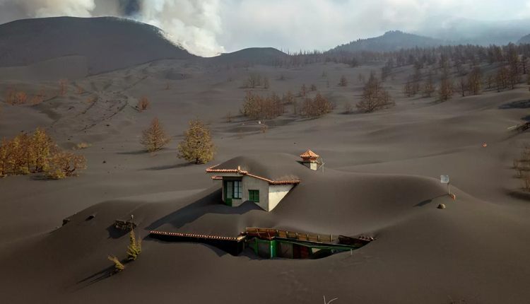 Дом, покрытый пеплом от извержения вулкана, на острове Пальма