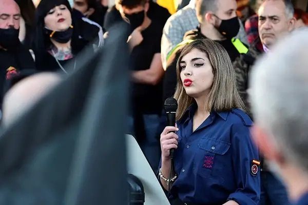 Isabel Medina Peralta, con camisa falangista, en un homenaje a los caídos de la División Azul