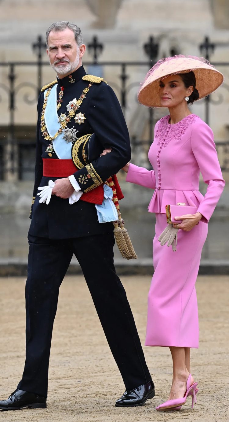 Королева Летисия: на коронацию Карла III она надела модный тренд Barbiecore