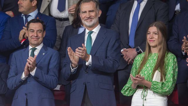 В чём сегодня появились на людях испанские принцессы, уже "совсем большие девочки"