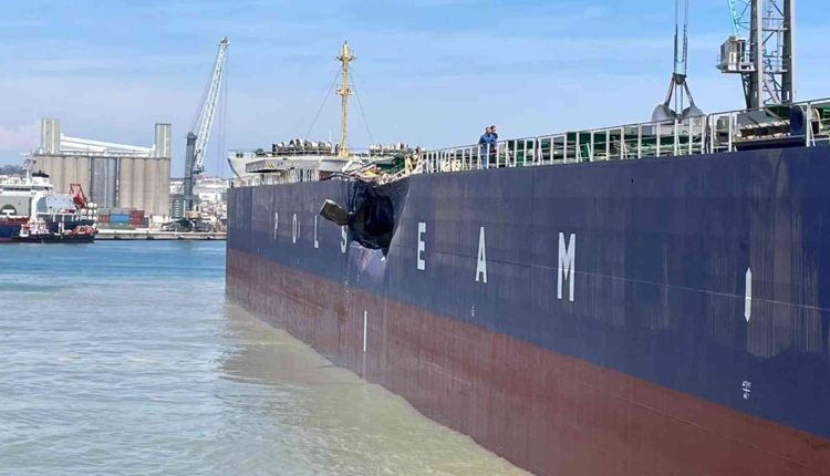 В порту Таррагоны (Испания) торговое протаранило сухогруз с украинской кукурузой. Пострадавших нет