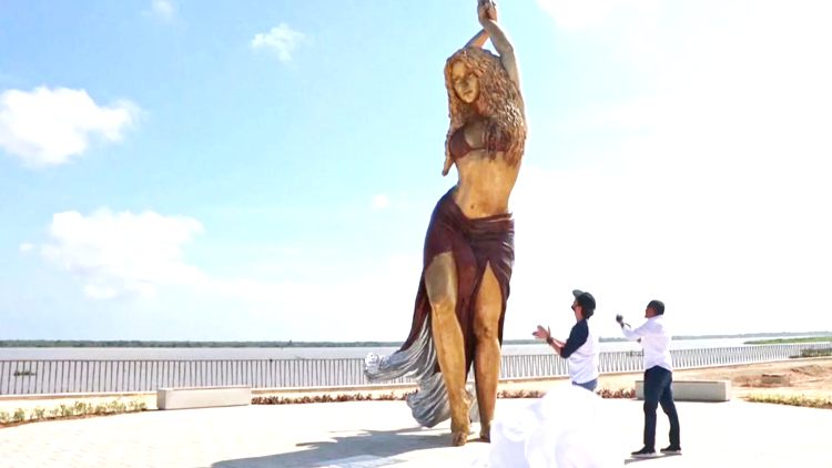 Любимой публикой Испании Шакире в Колумбии установили памятник, отлитый в бронзе