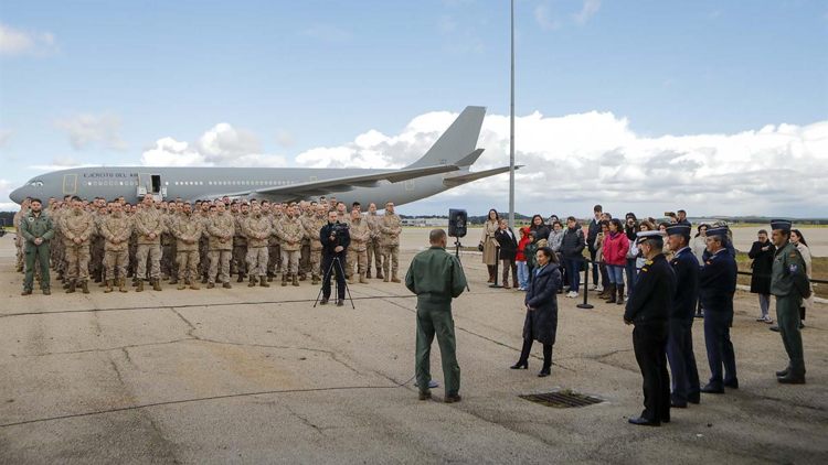 Глава Минобороны Испании проводила в Литву свой авиаотряд “Vilkas”