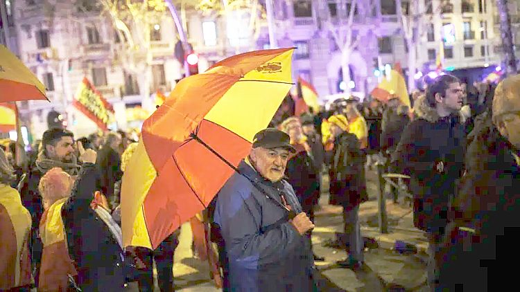 Испания бурлит. Критики Санчеса захватили улицу Феррас (штаб-кваритра PSOE)