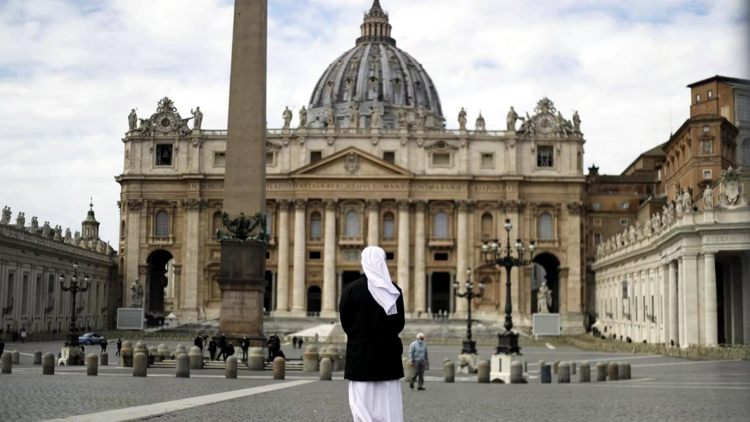 Ватикан осудил смену пола и суррогатное материнство