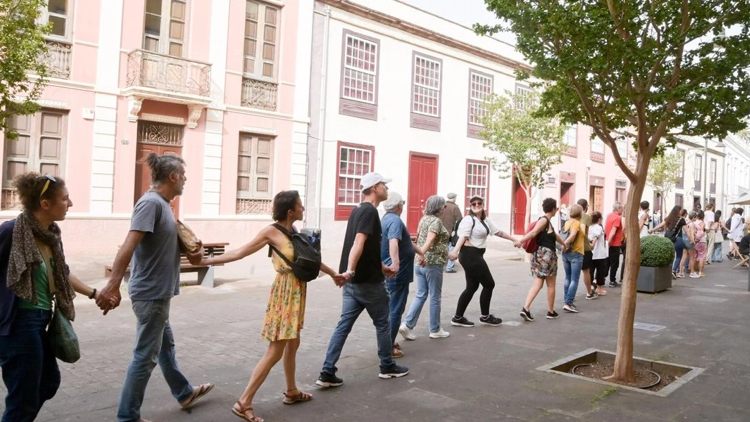 Что-то новенькое: живая цепь испанцев защищает голодающих против туризма