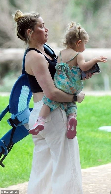 Американскую испанку актрису Эмбер Херд засняли без макияжа и укладки