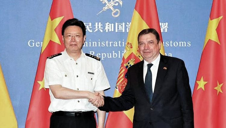 Испанский министр Планас приехал в Китай торговать мясом и конкурировать с Россией