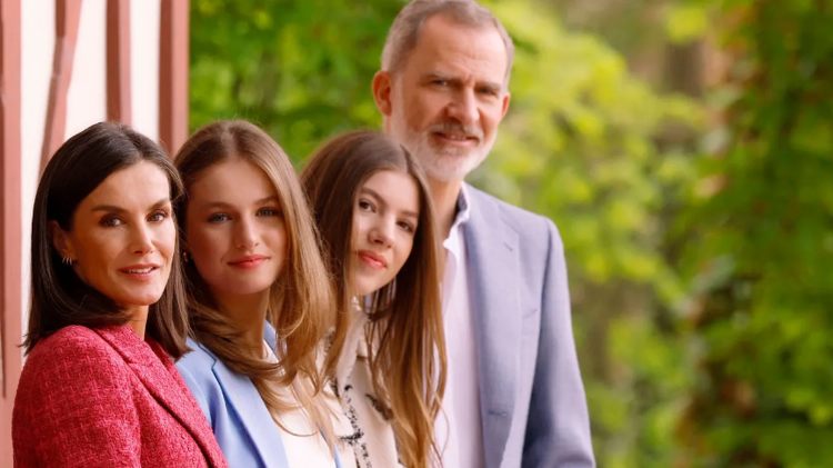 20-летие свадьбы: фотографии королевской семьи Испании. Леонор — украшение сессии