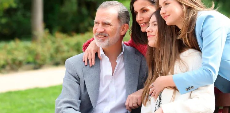 20-летие свадьбы: фотографии королевской семьи Испании. Леонор — украшение сессии