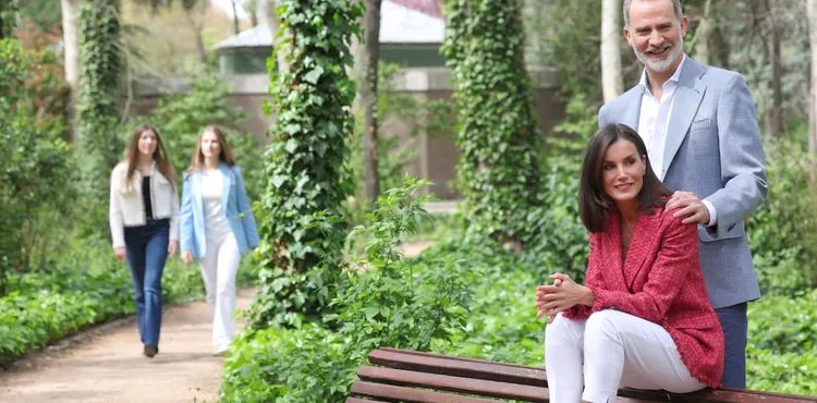 20-летие свадьбы: фотографии королевской семьи Испании. Леонор — украшение сессии