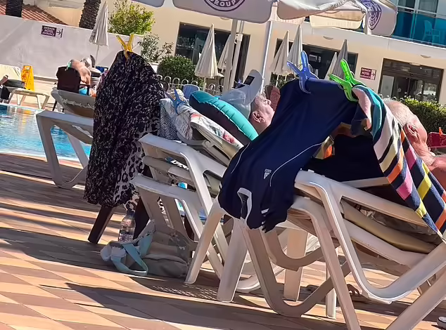 Пара пенсионеров заняла пять шезлонгов в Бенидорме и возмутила отдыхающих