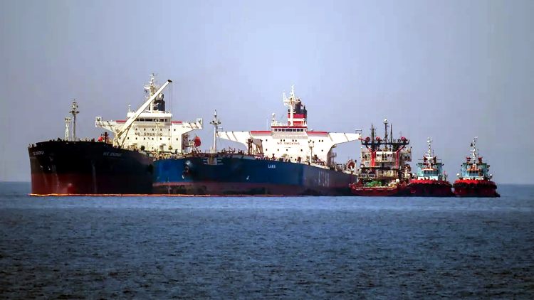 Российские танкеры перекачивают нефть у берегов Испании, обходя санкции