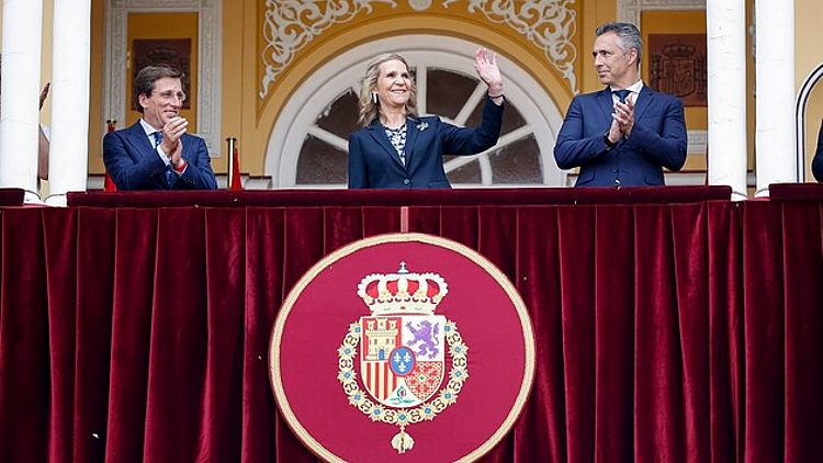 После изоляции от королевской семьи принцесса Елена возглавила открытие корриды