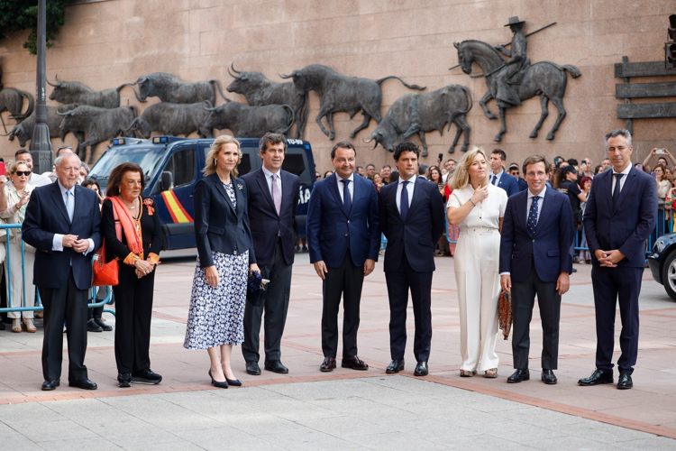 После изоляции от королевской семьи принцесса Елена возглавила открытие корриды