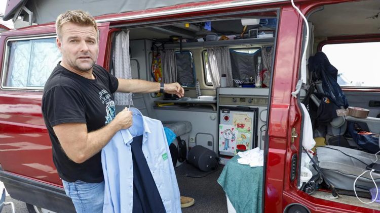 Пенсионерка на двух работах: государство Испания обязало содержать окупасов