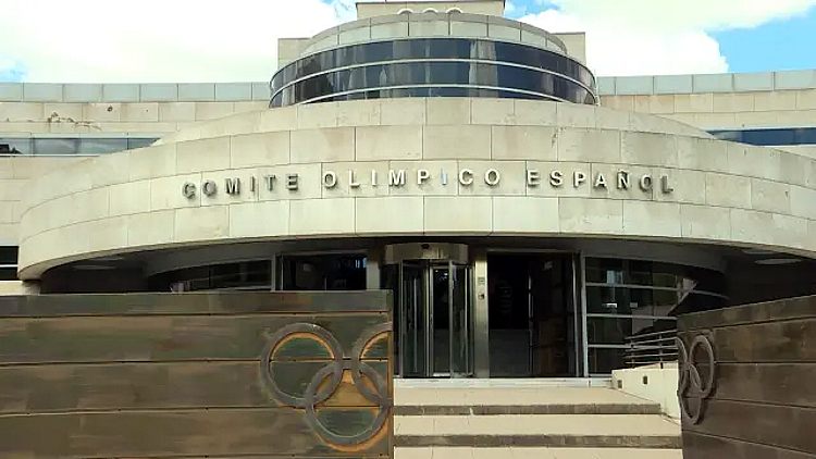 Сюрреализм в олимпийском комитете в Испании: эякуляция из мести в бутылки с водой