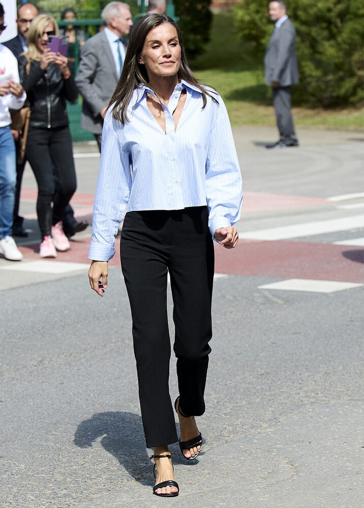 Vogue: Королева Испании в образе «офисной сирены», в рубашке с разрезами