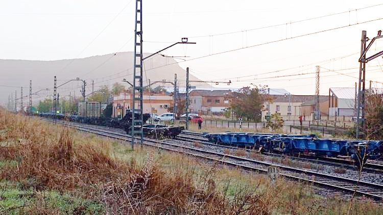 Поезд, перевозивший жидкие опасные грузы в Испании, сошел с рельсов