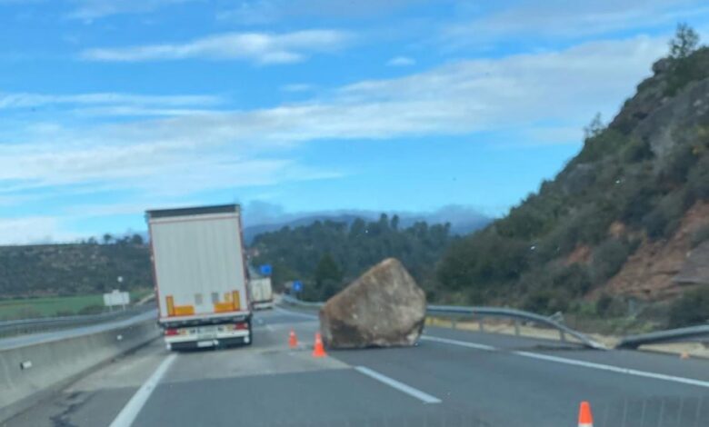 Огромный валун перекрыл полосу движения на трассе в Каталонии