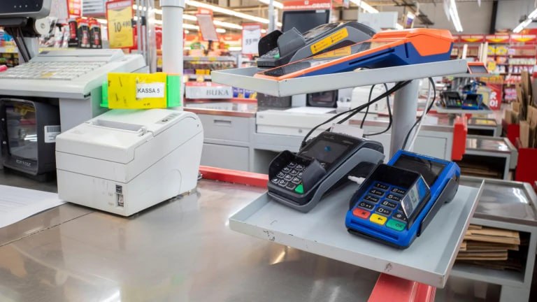 Мошенники установили скрытые устройства в терминалы оплаты в супермаркетах