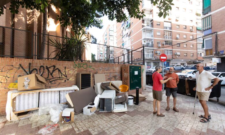 Жители Малаги требуют равной чистоты: протесты в спальных районах против приоритета туристических зон