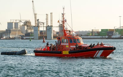 На Лансароте разрешили высадку 49 нелегальных пассажиров с судна из Сенегала