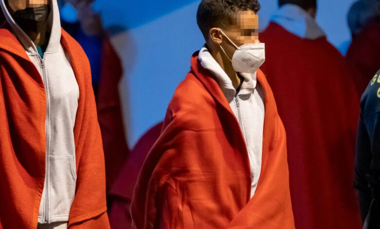 Испания начинает переселение несовершеннолетних мигрантов с Канарских островов на материк