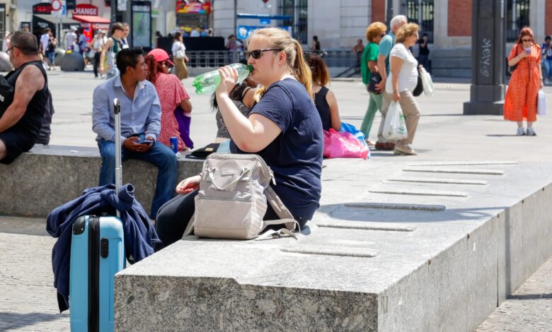 Жара в Испании меняет планы туристов: как путешественники справляются с аномальной погодой