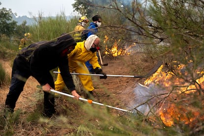 Volunteer Firefighters in León: Battling Fires and Systemic Challenges