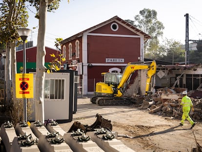 Renfe Commuter Train Disruptions: New Stops and Cancellations on the R3 Line