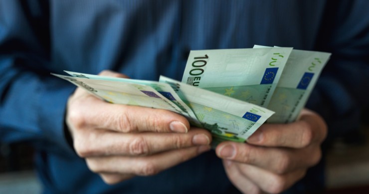 España refuerza el control de los contratos laborales para empleados domésticos: multas de hasta 7.500 euros