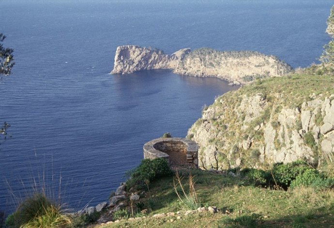 Underground Secrets of the Balearic Islands: From Ancient Caves and Sanctuaries to Military Tunnels and Fortresses
