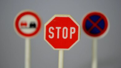 Две дорожные знаки