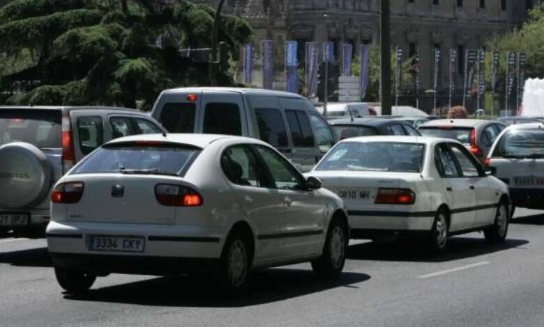 Un instructor español de autoescuela muestra un método inusual para lidiar con un conductor peligroso